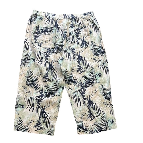 Chico’s Luxe Leaves Linen Saba Capri Pants - Picture 4 of 9